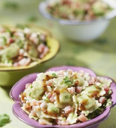 Salade de ravioles aux herbes, jambon cru et vinaigrette à l'orange