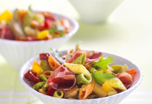 Salade de Mezze Penne Tricolore Barilla et antipasti à la roquette