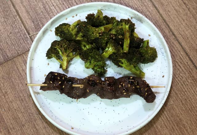 Brochettes de bœuf laquées et brocoli rôti