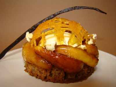 Tartelette aux noix, pommes caramélisées vanille Bourbon, cœur rafraichissant au cidre et cage de caramel