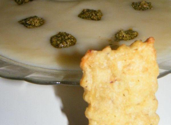 Velouté de céleri-rave, pesto et biscuits au céleri