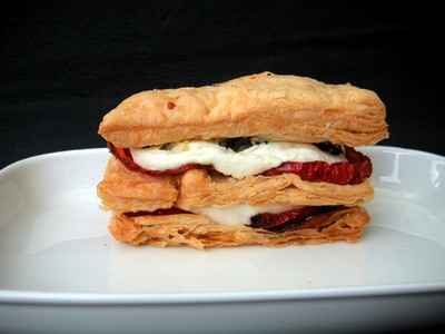 Millefeuille de tomates et chèvre au parfum de basilic