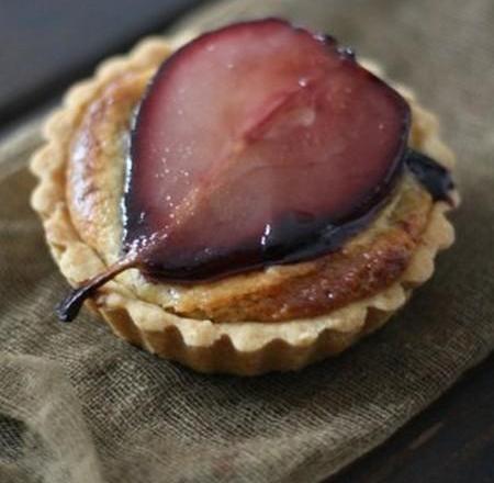 Tartelettes aux Poires au Vin et Crème de Noisettes