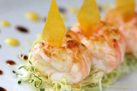 Les langoustines de petite pêche servies en salade, vinaigrette acidulée à la mangue