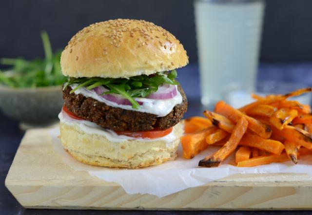 Burger végétarien et frites de patates douces