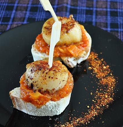 Toast de Saint-Jacques, compotée de poivrons, piment d'Espelette