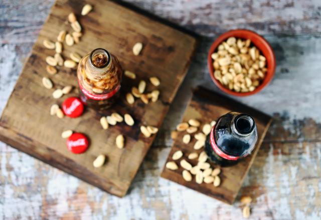 Que se passe-t-il quand on verse des cacahuètes dans le coca ?