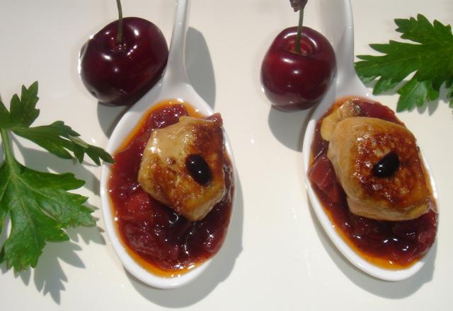 Brisures de foie gras et chutney aux cerises pour apéritif gourmand