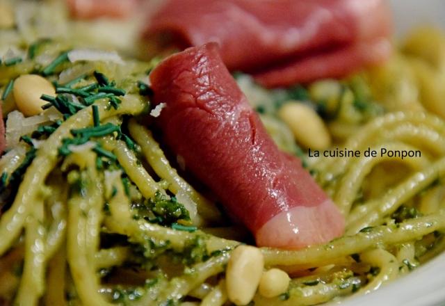 Pâtes au pesto de fanes de carottes garnies de tranches de magret de canard fumé