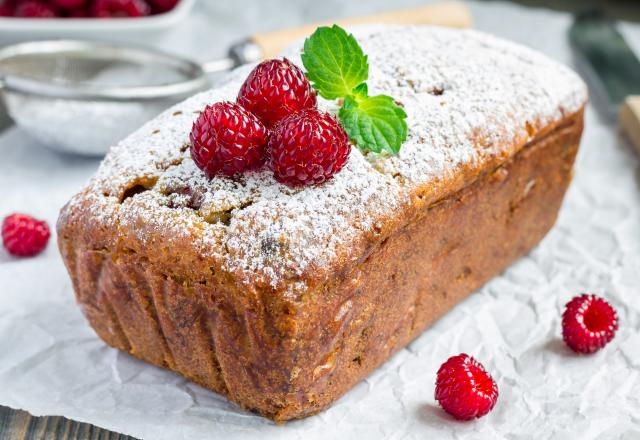 Cake à la noix de coco, aux framboises et aux pépites de chocolat au lait