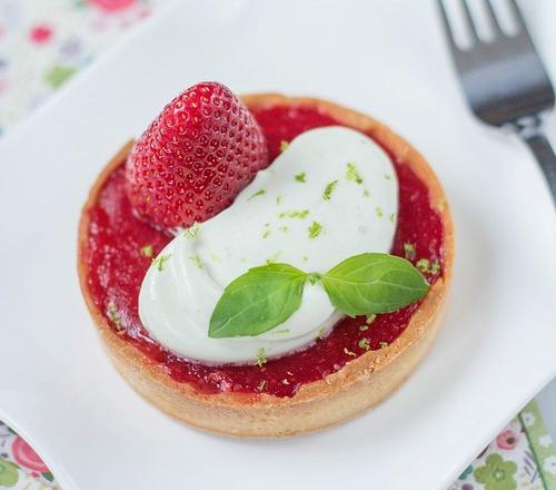 Tartelette de fraises - basilic et mousse de Saint Môret® citron vert