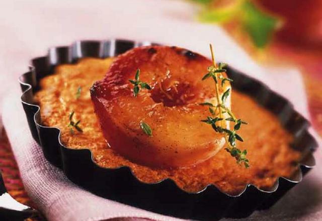 Tarte au miel et aux pêches pochées au thym