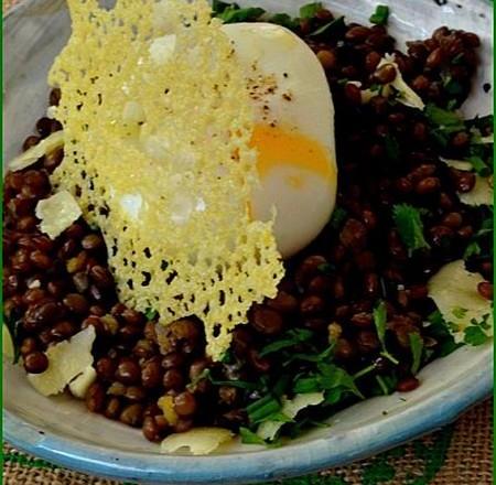 Salade de lentilles blondes de Saint-Flour, œuf poché et tuile au Cantal