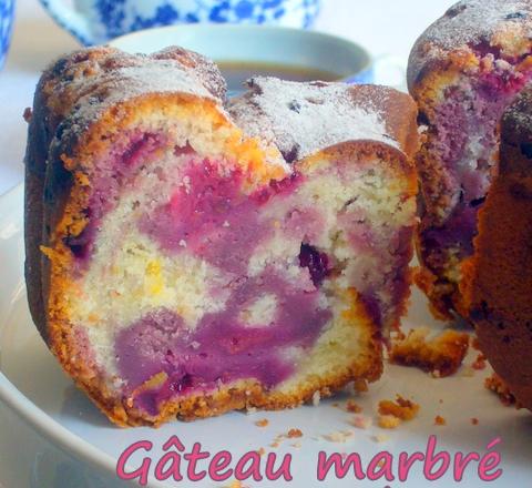 Gâteau marbré au citron, mûres et framboises