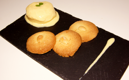 Glace à la cardamome et ses petits gâteaux au beurre parfumés à la fleur d'oranger