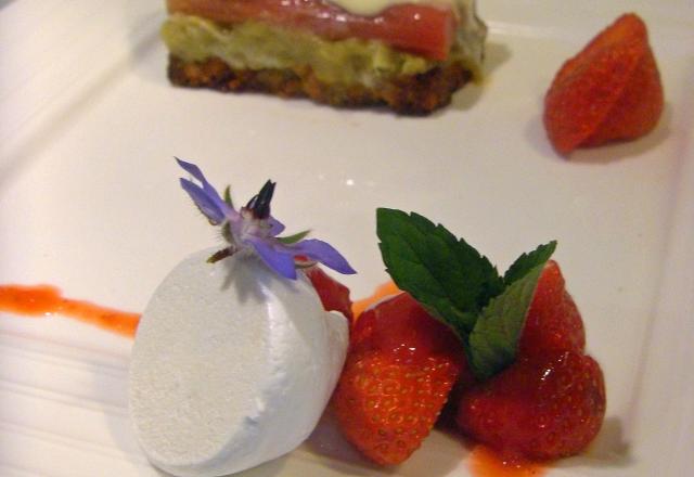 Rhubarbe confite, sur une tartine croustillante parfumée à la cannelle, glace au chèvre frais et à l'huile d'olive, coulis fraise-hibiscus