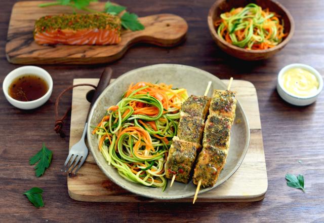 Brochettes de saumon MOWI caramélisé au sirop d'érable et spaghettis de légumes