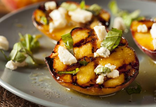 Pêches grillées, chèvre frais et basilic