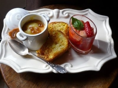 Café gourmand : Verrine de garriguettes, ananas, pain perdu, crème caramel beurre salé