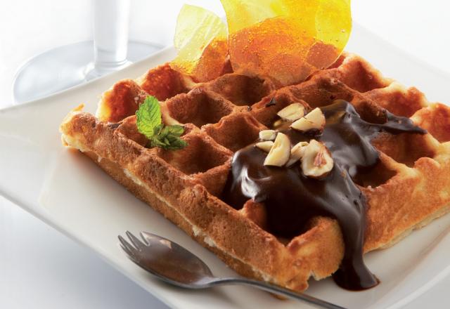 Gaufre de liège sauce au chocolat, éclats de noisette et voile de caramel