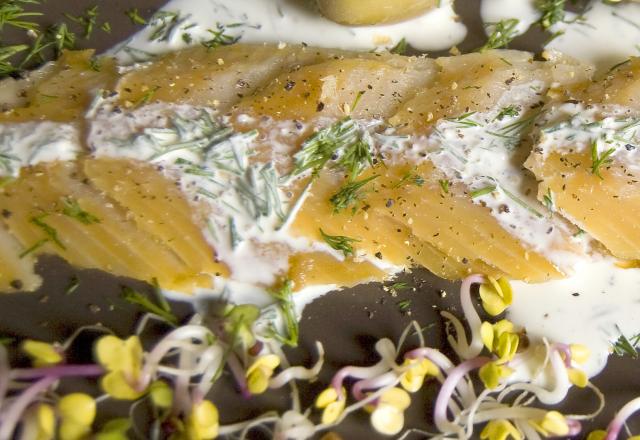 Carpaccio de hareng fumé, sauce à la crème aigre, au poivre et zestes de cédrat.