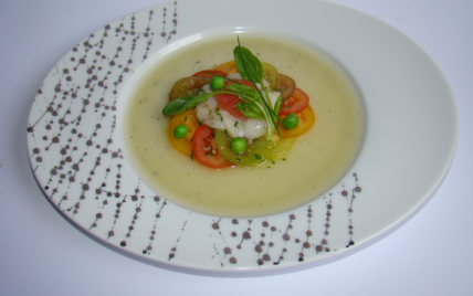 Carpaccio de tomates anciennes, Saint-Jacques et pamplemousse, sur une gelée de concombre à la vanille, vinaigrette d'agrumes au piment d'Espelette