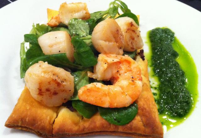 Tarte fine aux champignons, saint-jacques et gambas