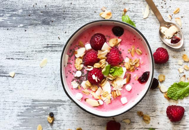 Smoothie bowl framboises, granola et menthe