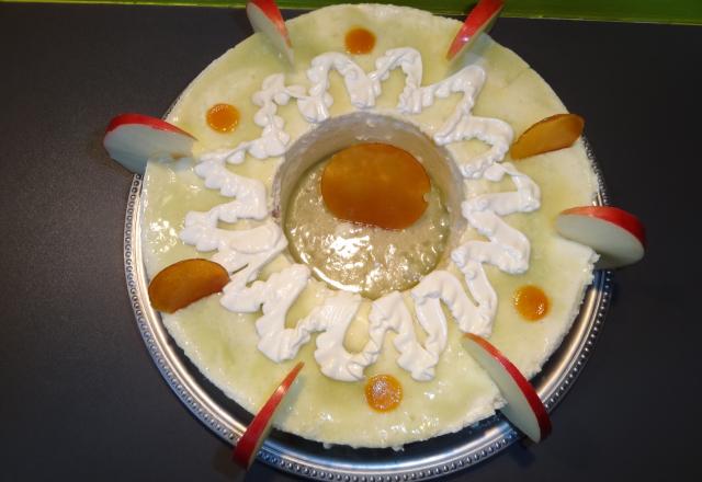 Bavarois vanille, insert pommes caramélisées, gelée de pommes et disques de caramel sur un biscuit aux amandes