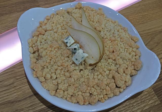 Crumble de poires poêlées au sirop d’érable, noisette et fourme d’Ambert