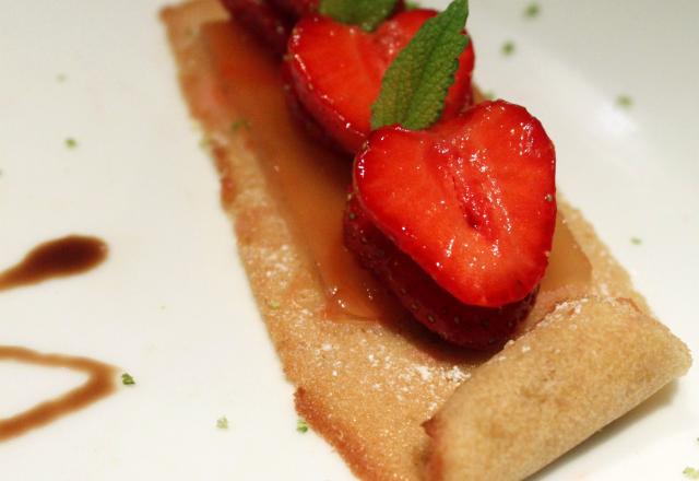 Fraises parfumées, gelée de pamplemousse et cigarette au gingembre