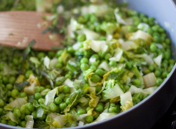 Petits pois à la menthe et à la sucrine