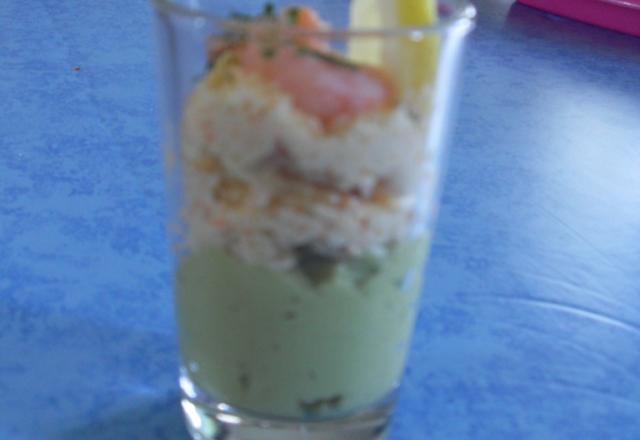 Verrine apéro à l'avocat, surimi et crevette rose