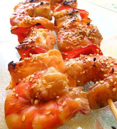 Brochettes de saumon et de crevettes marinées à la sauce gingembre soja panées aux graines de sésame