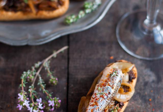 Crostini à la tapenade, compotée d’oignons et anchois entiers à l’huile d’olive BIO