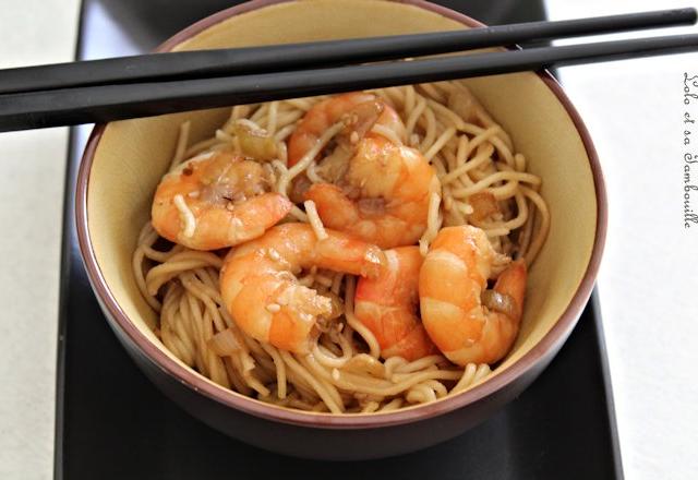 Nouilles chinoises sautées aux crevettes et gingembre