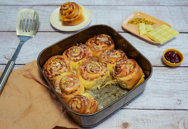 Vous n’aimez pas la cannelle ? Découvrez notre recette de brioches façon rolls à la confiture de framboise, pistaches et chocolat blanc