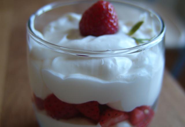 Verrines légères de tiramisu aux fraises