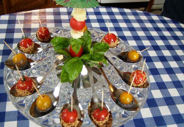 Tomates cerises et grains de raisin blanc au  sésame