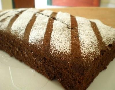 Gâteau léger au chocolat noir et décor de sucre glace