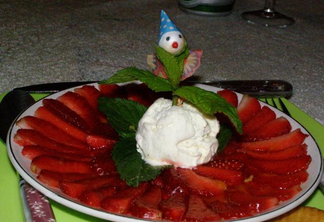 Carpaccio de fraises, glace au nougat et de soupe de fraises Andros