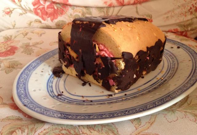 Bûche à la mangue aux saveurs de tonka et de fraise des bois