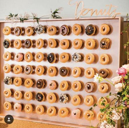 Mariage tendance avec ce mur de donuts