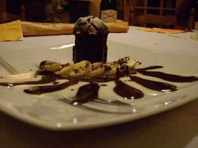 Fondant choco-banane, émincés de banane et duo de crème