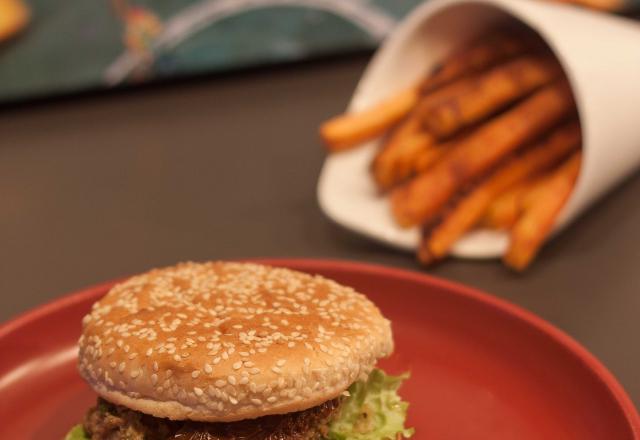 Burger d'agneau, frites de patates douces et sauce yaourt