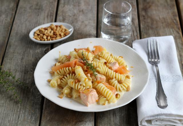 Fusilli au saumon, zestes d'orange et pignons