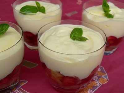 Tiramisu fraises-pêche basilic version verrine.