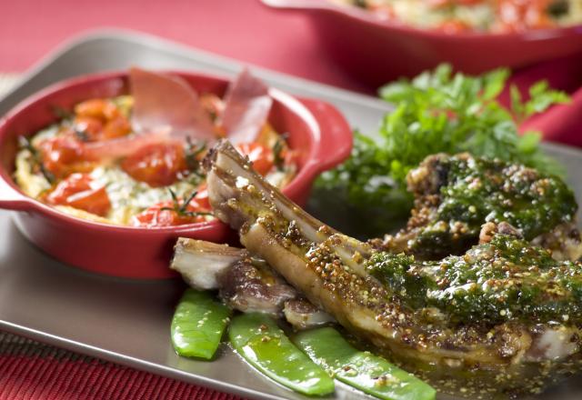 Carré d’agneau en croûte d’herbes, clafoutis de tomates cerise