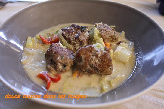 Wok de chou chinois, boulettes de bœuf au lait de coco