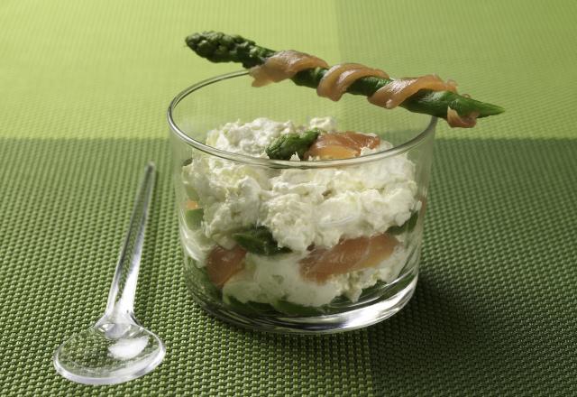 Verrine crabe-asperges au saumon fumé et son gressin d'asperge